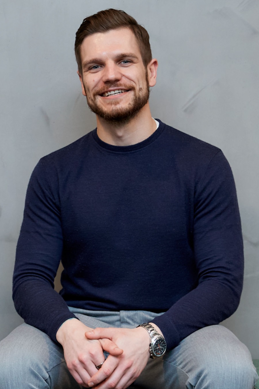 Rasmus Schelde-Bollin sidder på en stol med hænderne foldet i skødet