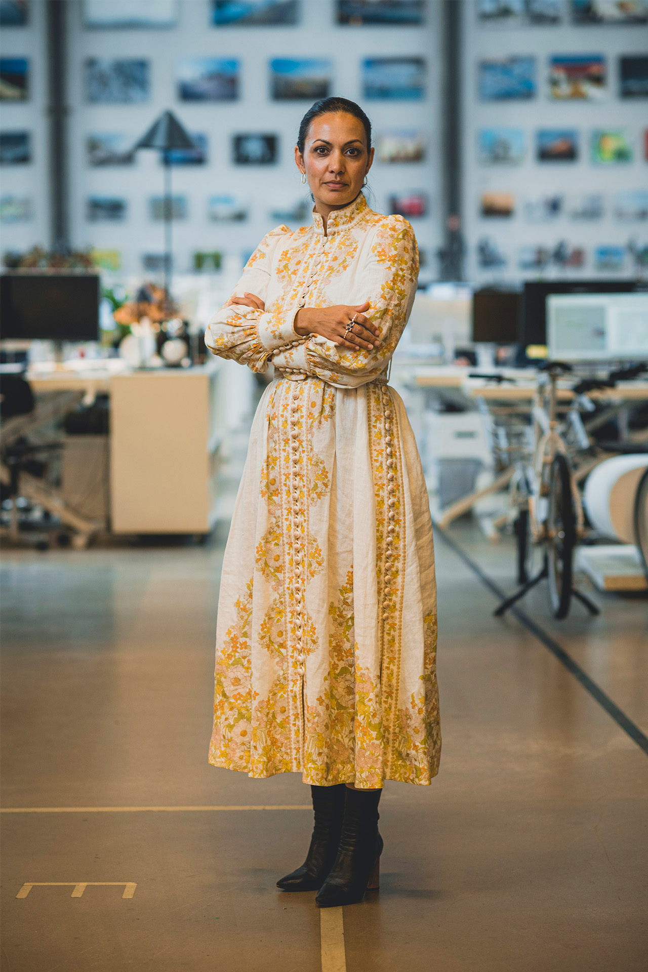 Nomineret til Årets Leder 2022, Sheela Søgaard står med krydsede arme
