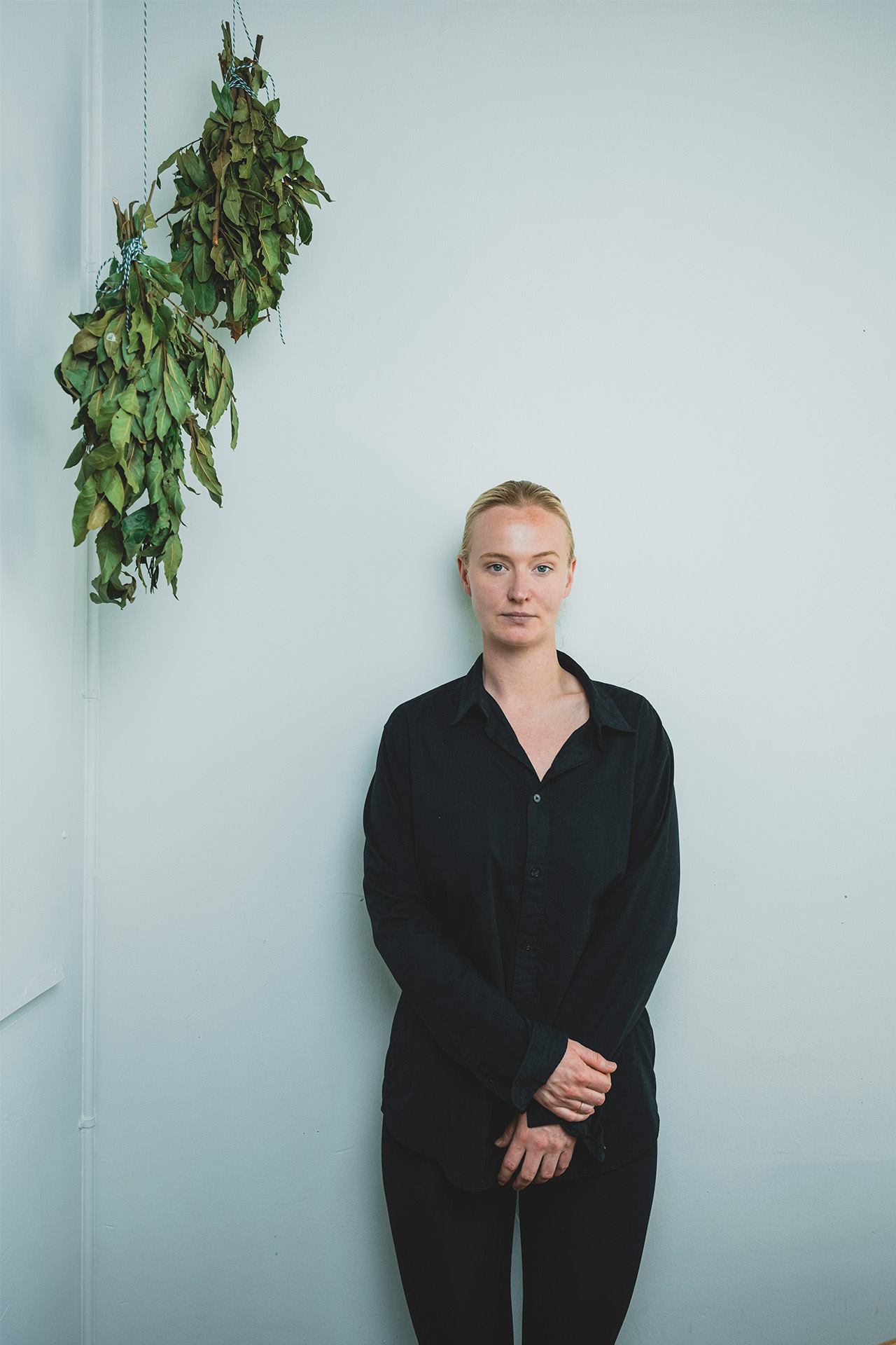 Stine Kirkegaard foran hvid væg