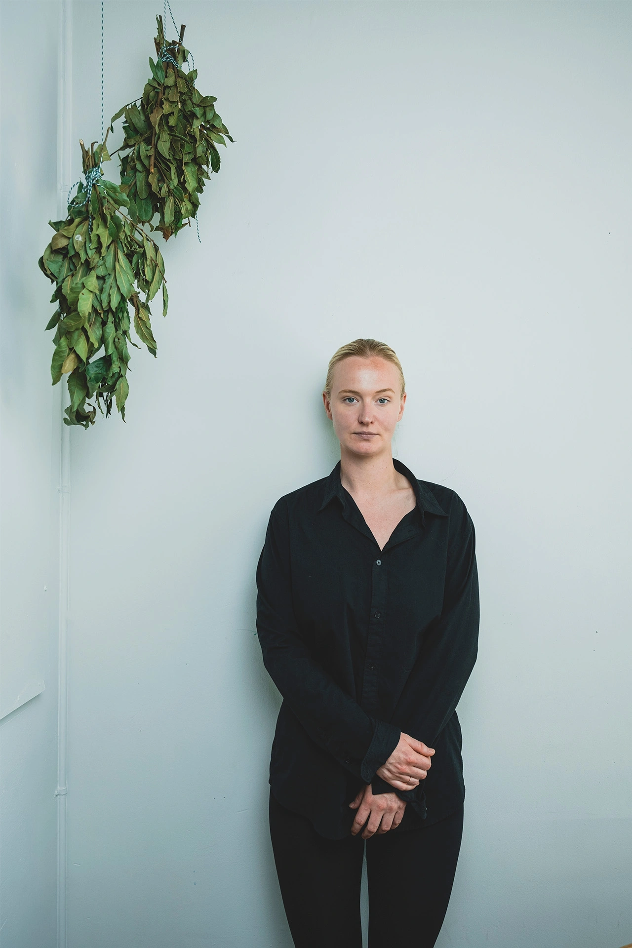 Stine Kirkegaard foran hvid væg