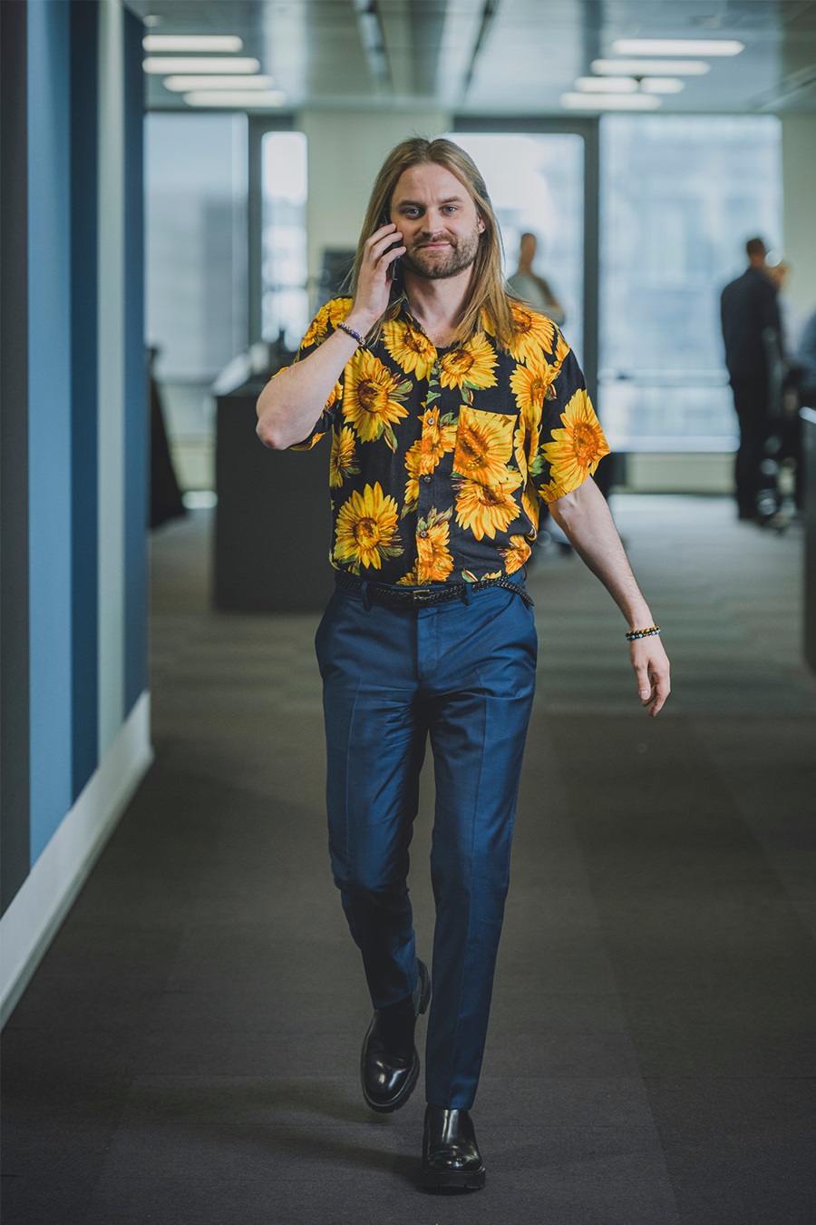 Sune Malthe Thagaard går på en gang og snakker i telefon