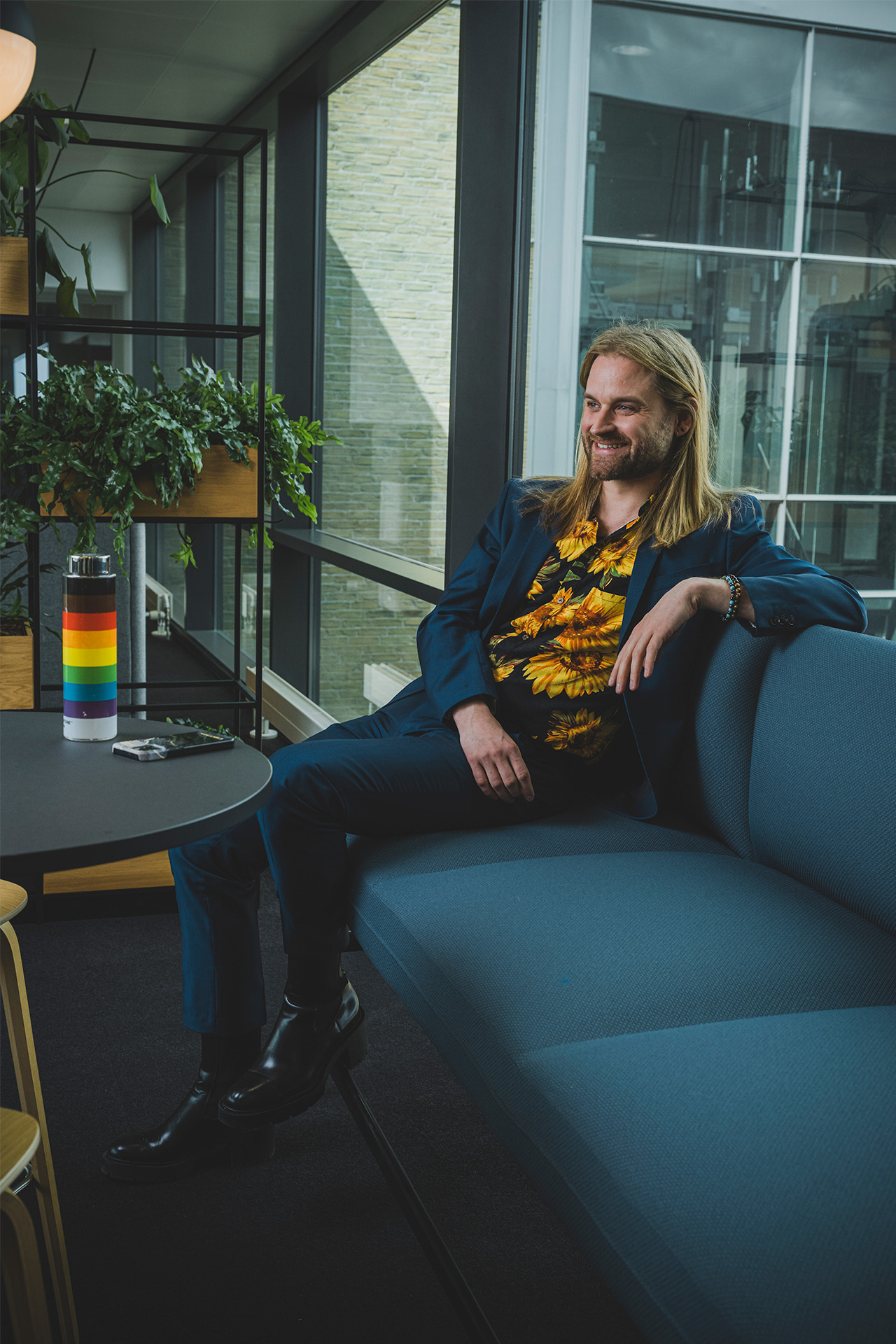 Sune Mlathe Thagaard sidder i en sofa