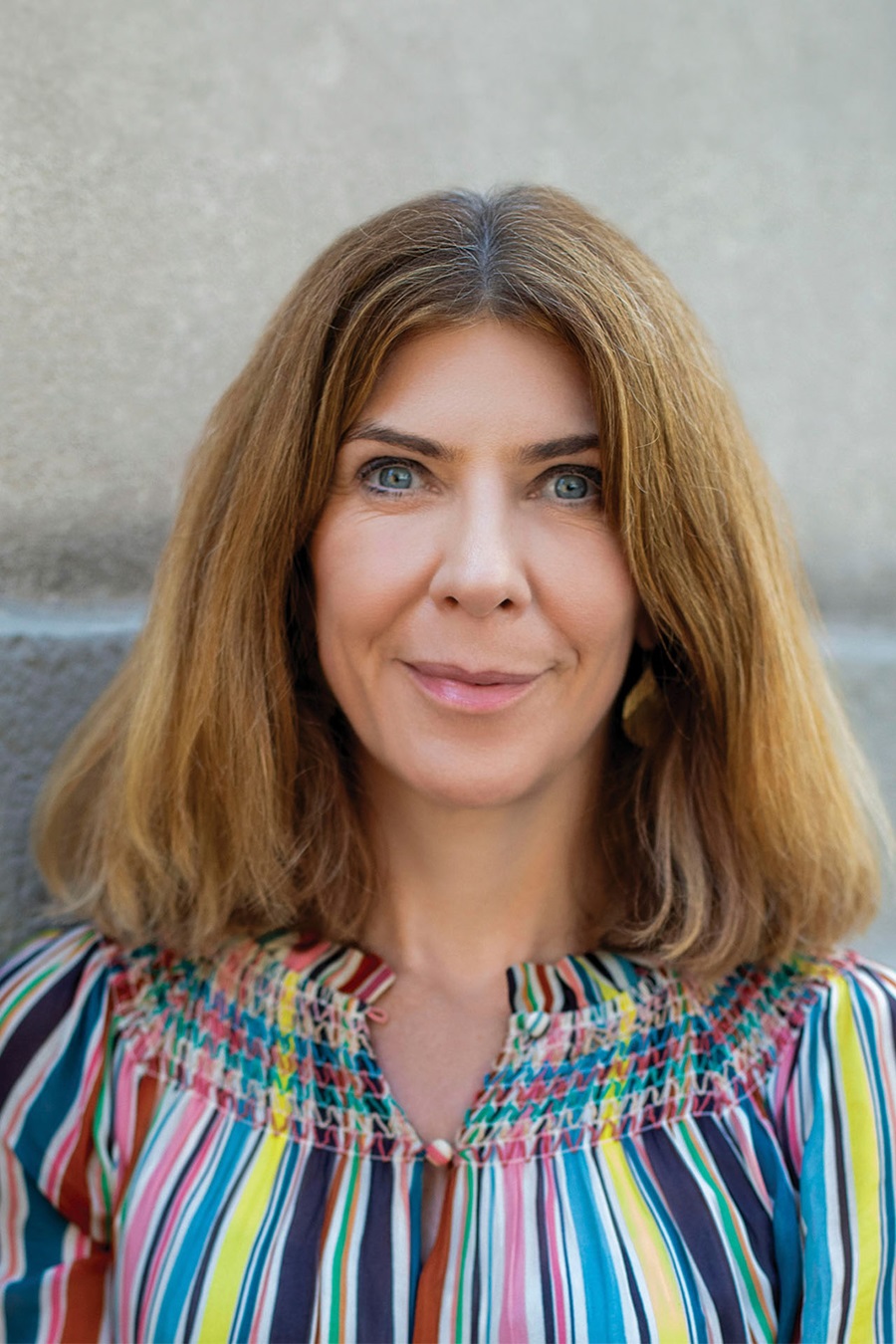 Alison Taylor står foran en mur