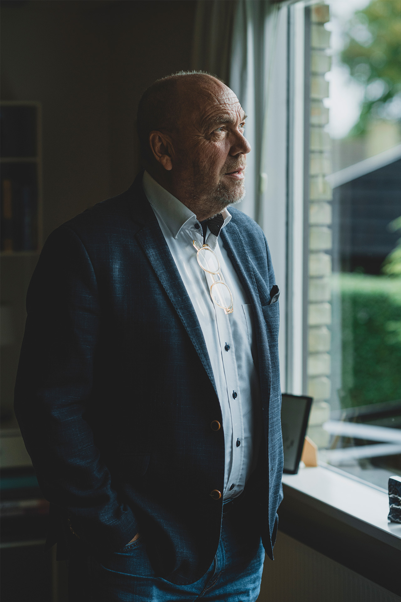 Tonni Bulow står ved vindueskam og ser ud af vinduet