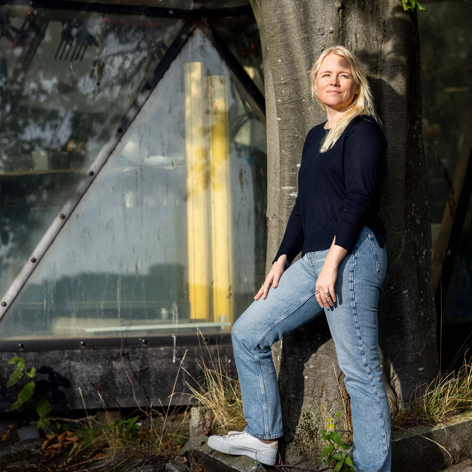 Mette Hybschmann står med foden på en sten