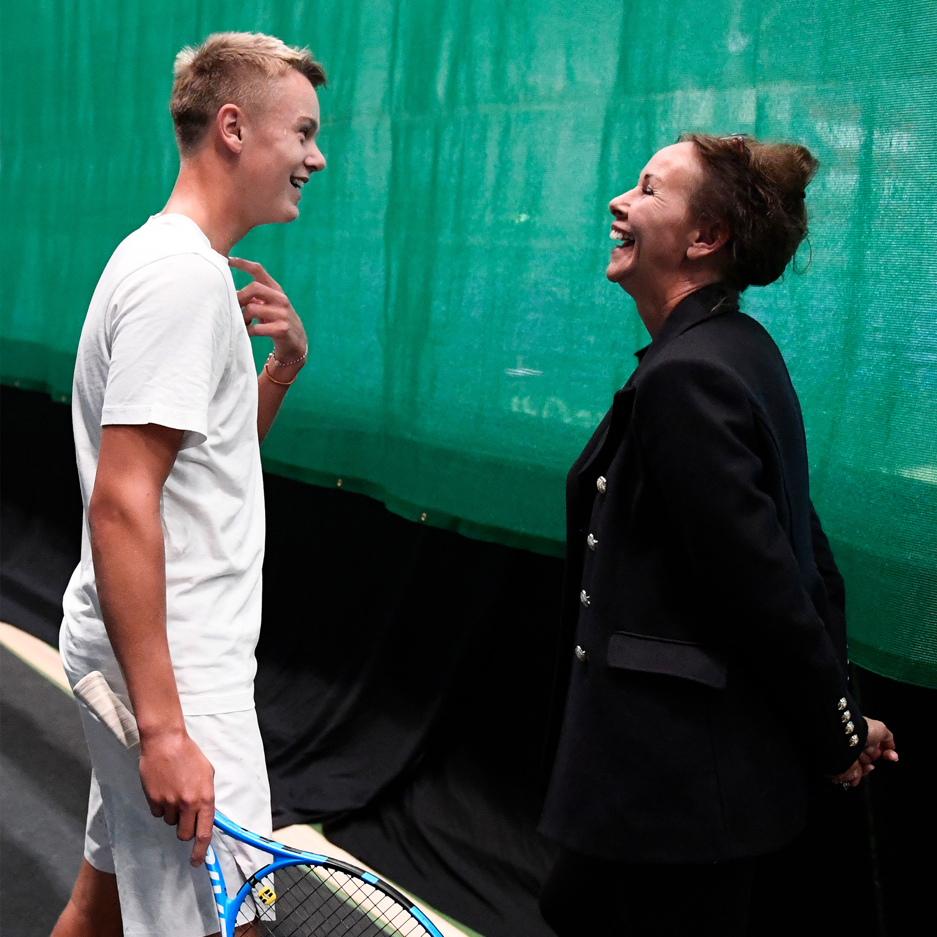 Aneke Rune og sønnen Holger Rune griner efter en tenniskamp