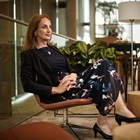 Caroline Farberger sidder i en lænestola