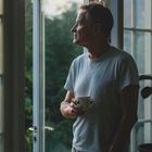 Claus Meyer kigger ud af vinduet