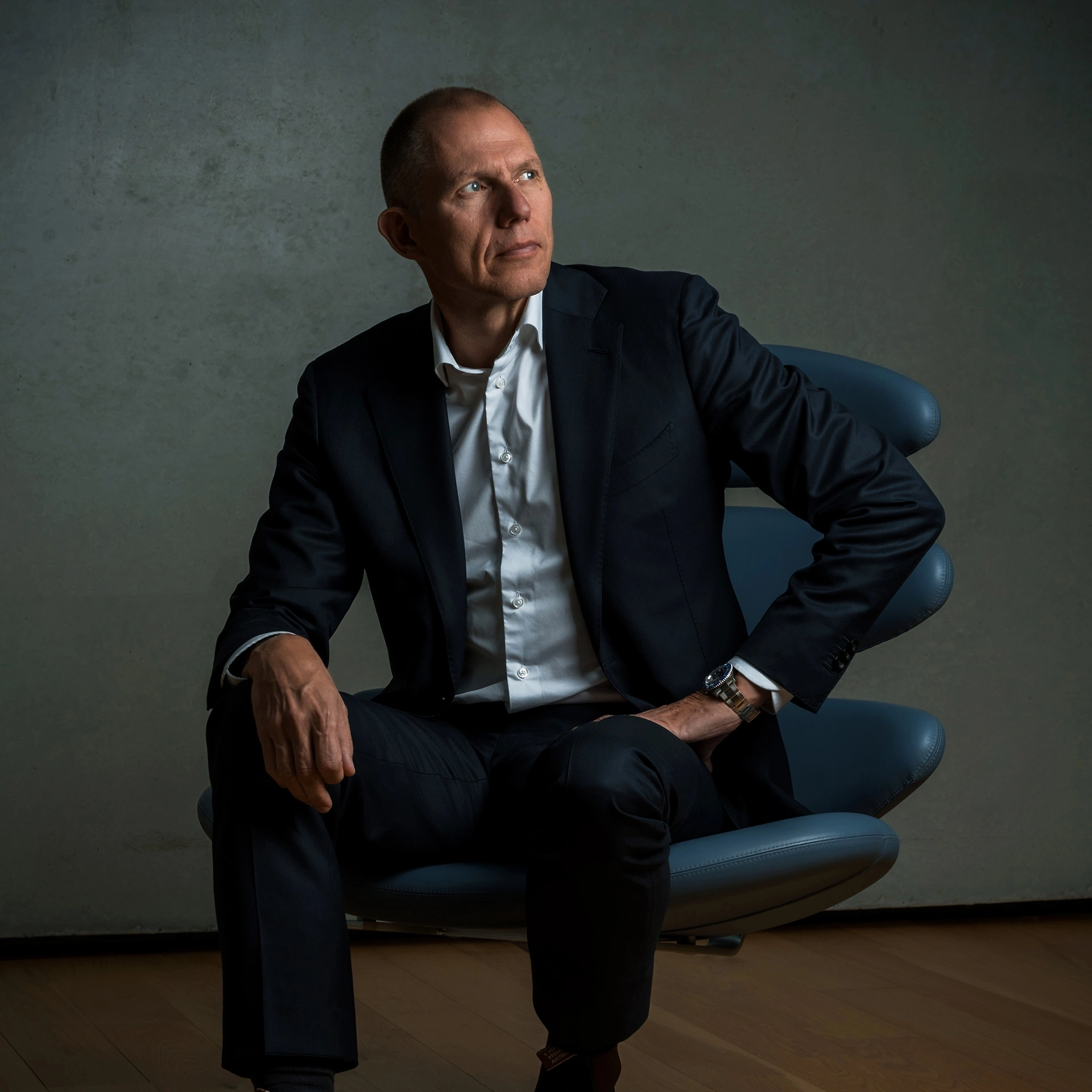 Jens Bjørn Andersen sidder på en stol