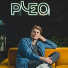 Nomineret til Årets Leder 2022, Jeppe Rindom foran PLEO skilt