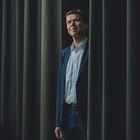 Nomineret til Årets Leder 2022, Jesper Hjulmand står halvt bag et gardin