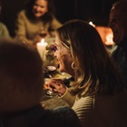 Kvinde drikker vin til julefrokost