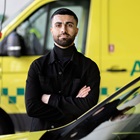 Karvan Shojaeipoor står foran en ambulance