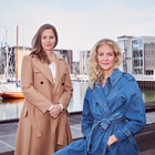 Louise Dinesen og Vibeke Lunding-Gregersen står på havnen