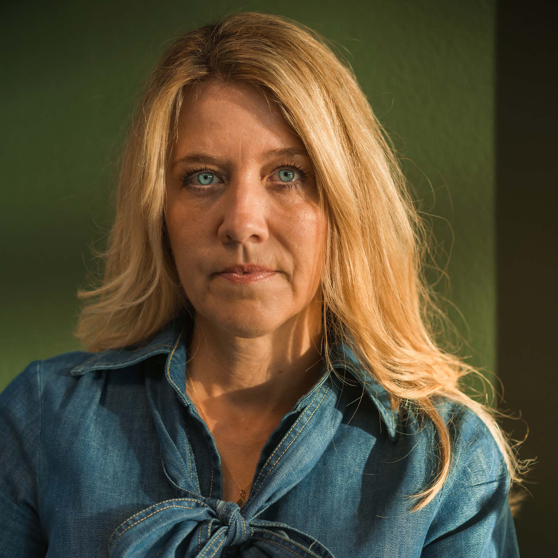 Mette Bertelsen Fredsgaard kigger ind i kameraet