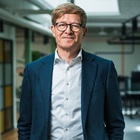 Niels B Christiansen leger med et LEGO tog