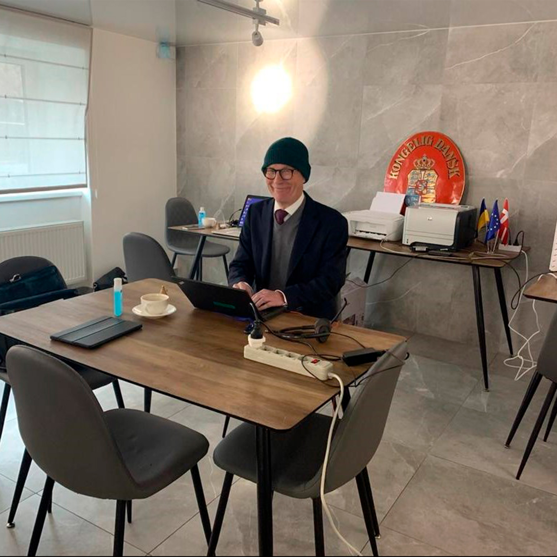 Ole Egberg Mikkelsen sidder med hue på i en kold kælder på et forladt hotel ved den polske grænse