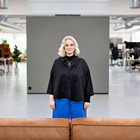 Sara Green står midt i et lokale i virksomheden Pico Publish