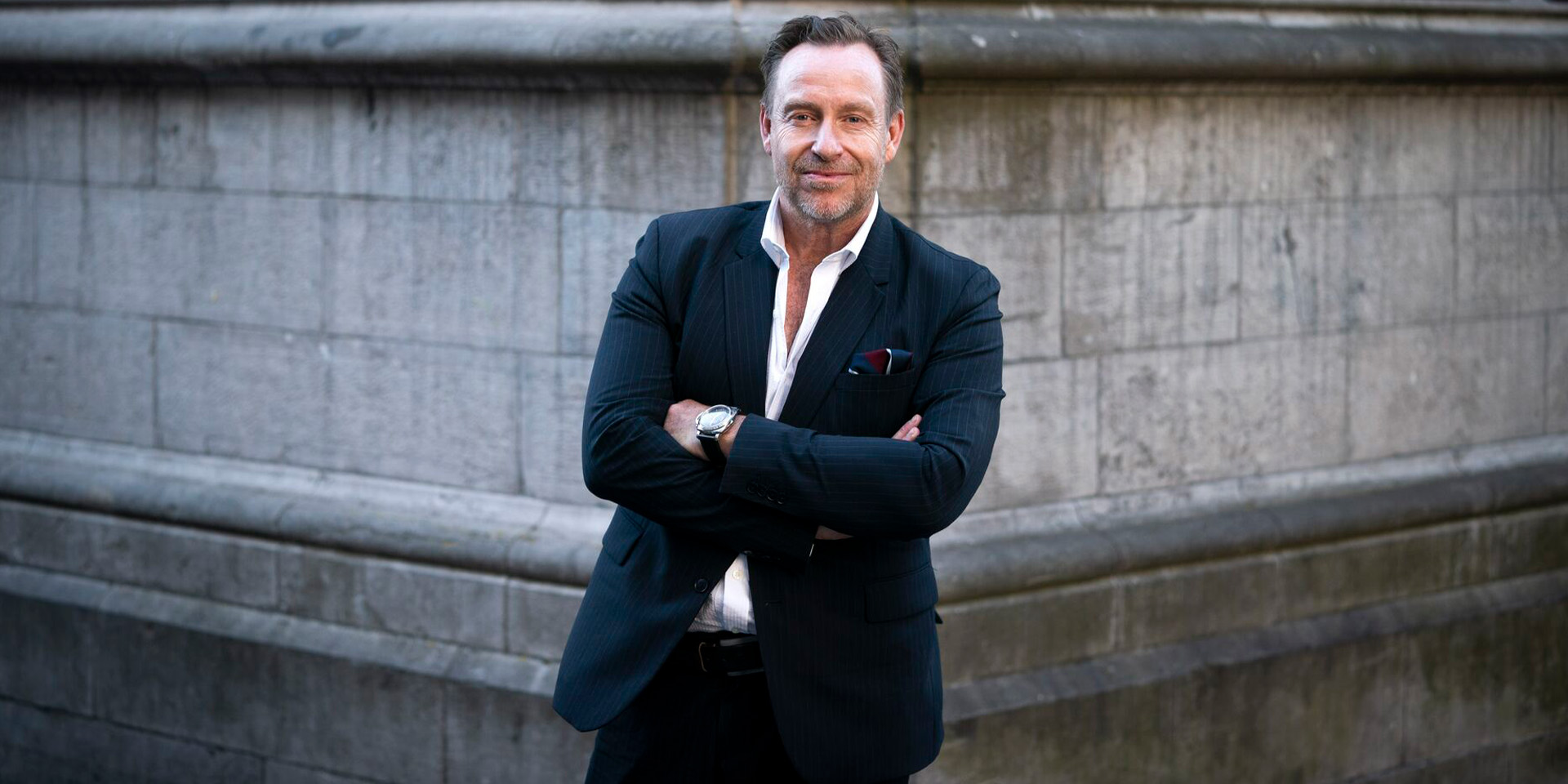 Adam Price har armene over kors