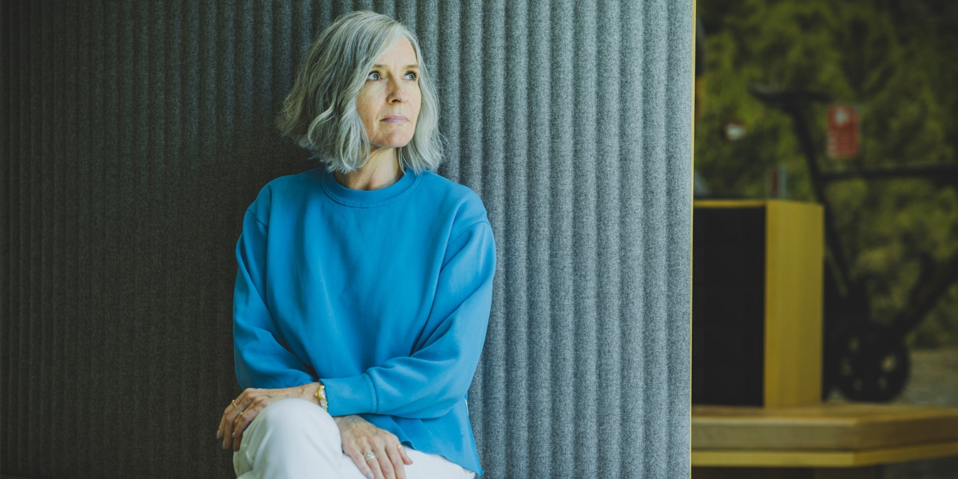 Agnethe Bentzon sidder på en bænk på Novo Nordisks kontor