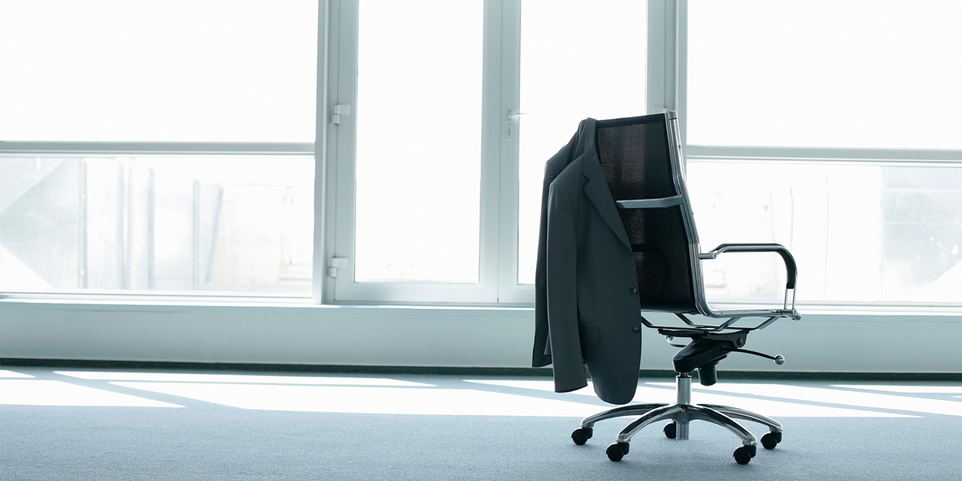 Kontorstol med jakke over ryggen