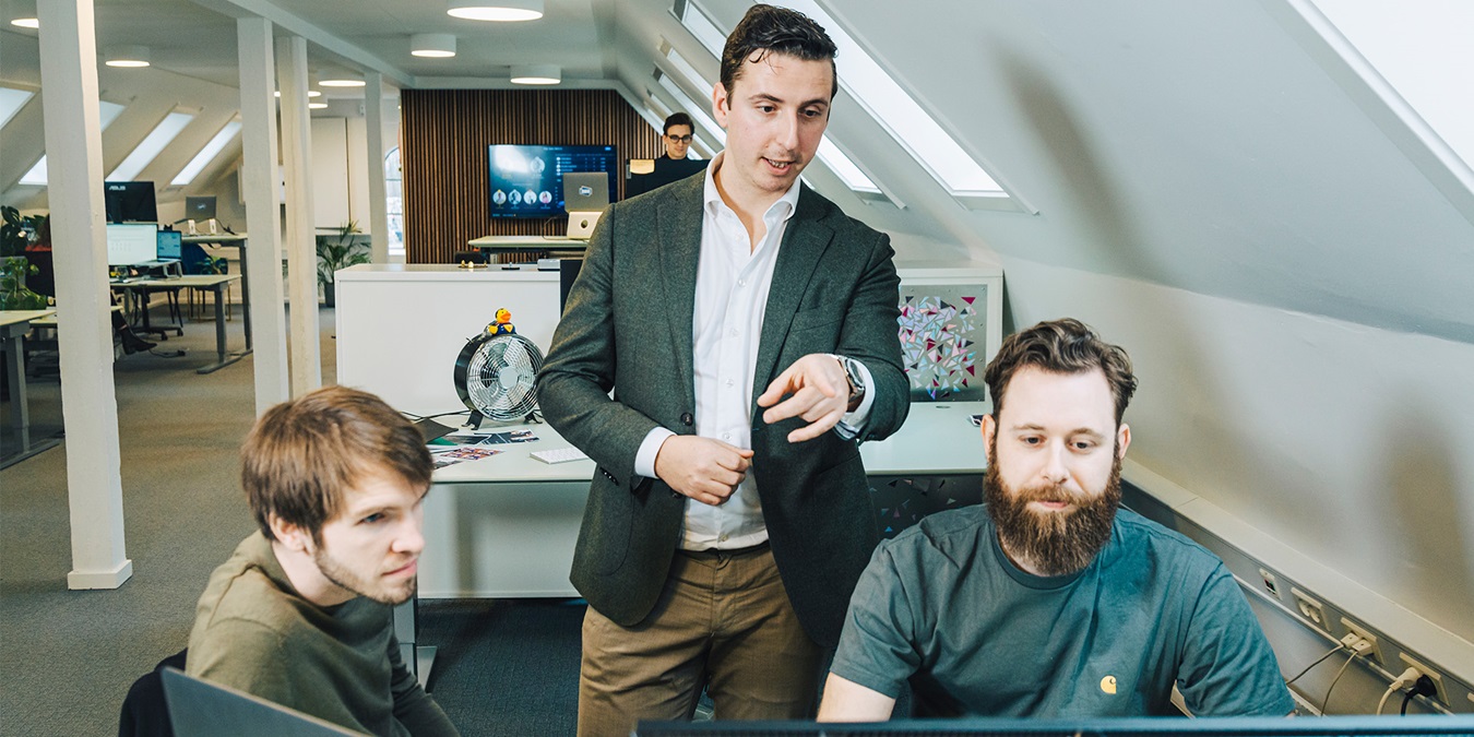 Alexander Augustesen og to medarbejdere på Zuuvis kontor