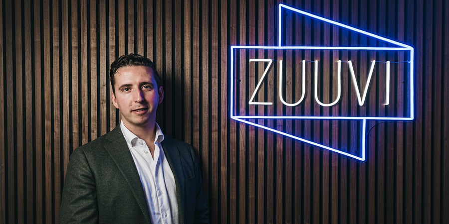 Alexander Augustesen foran Zuuvi skilt