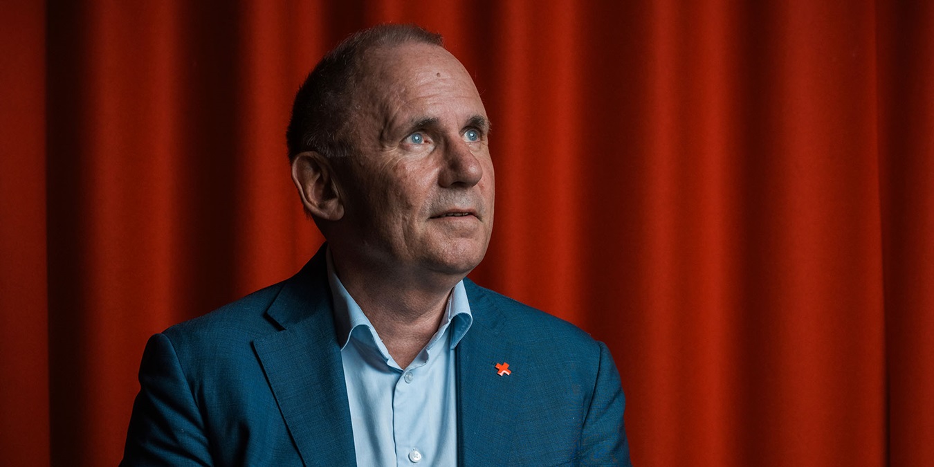 Anders Ladekarl spejder filosoferende ud i horisonten