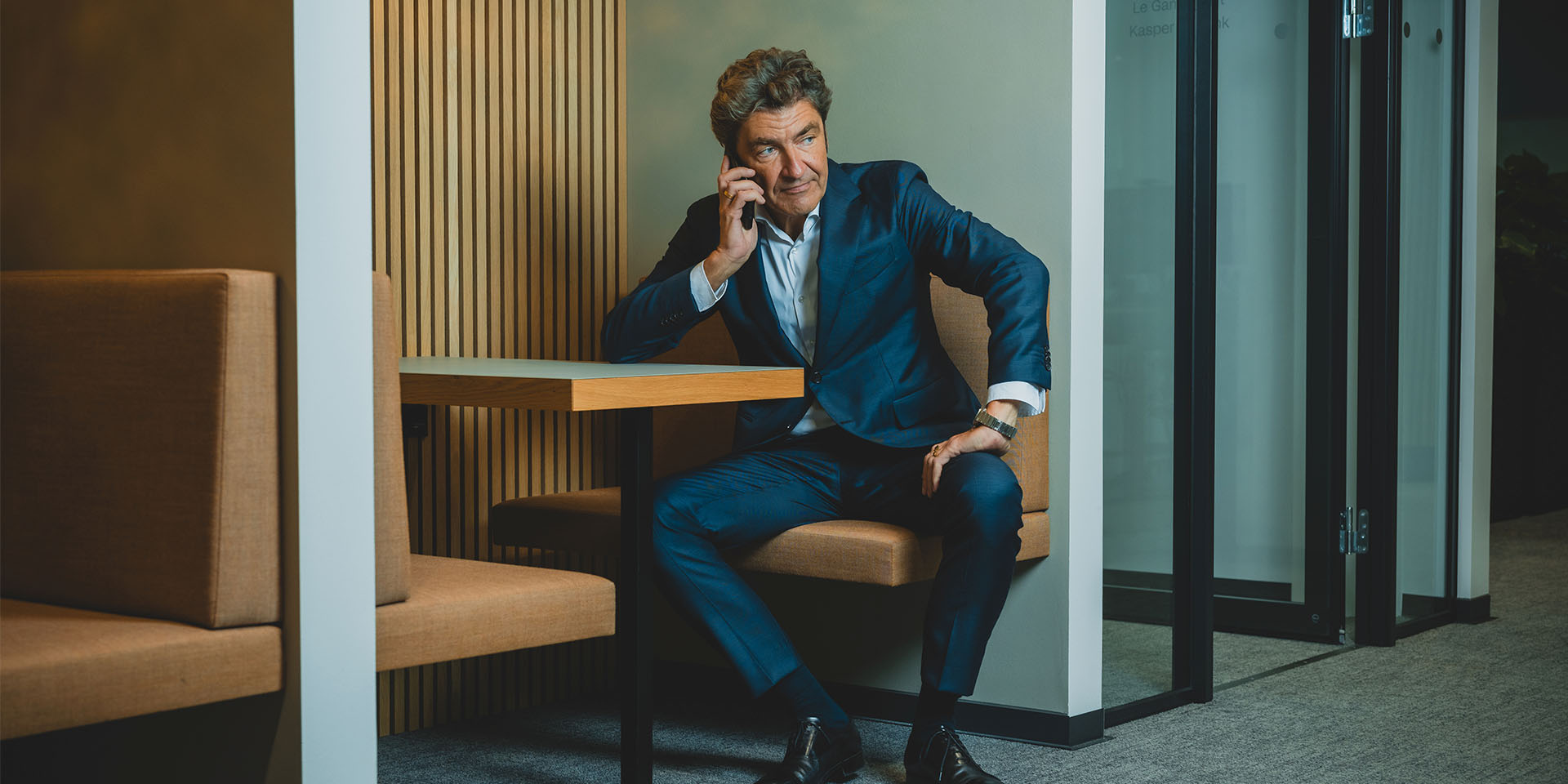 Andre Rogaczewski sidder i en sofa på kontoret