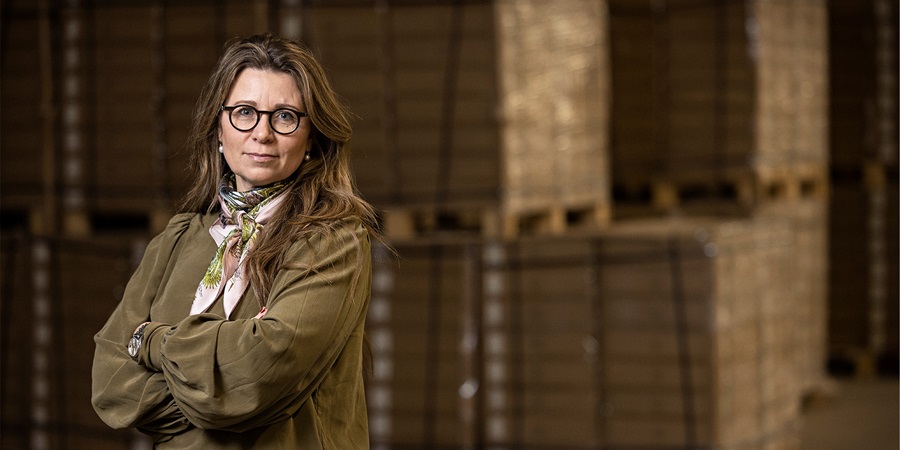 Anette Kalle står på et lager