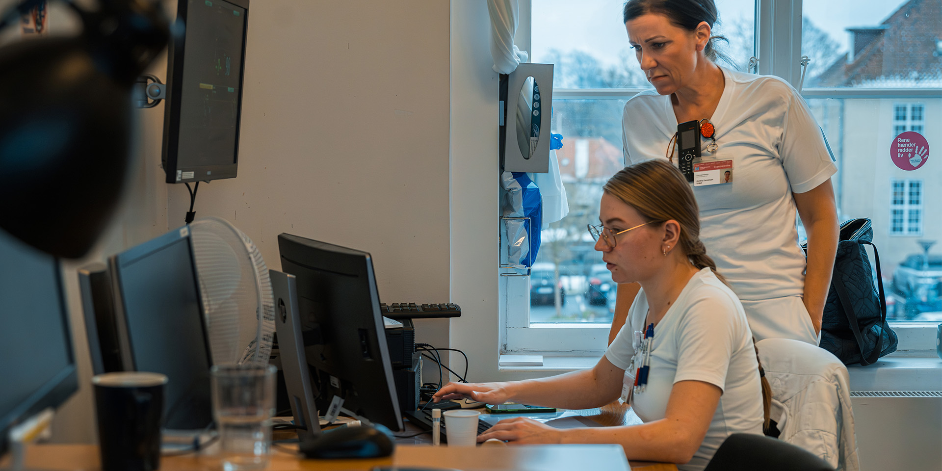 Anitha Danielsen og en kollega sidder ved en computer