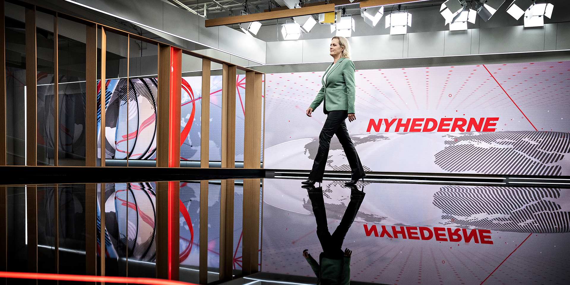 Anne Engdal Stig Christensen går på scenen for TV 2 