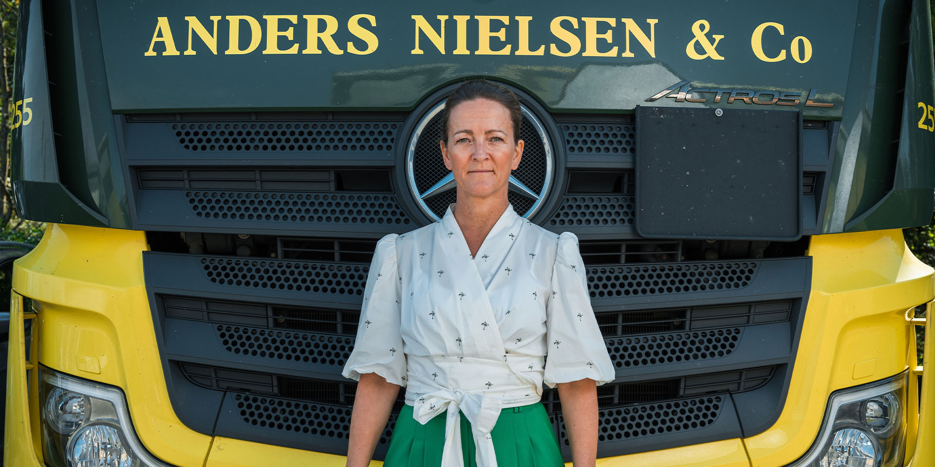 Anne Kathrine Steenbjerge står foran en lastbil