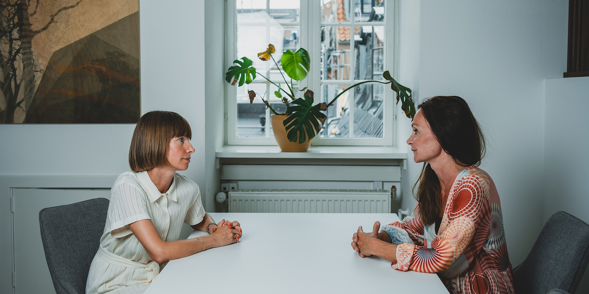 Annemarie Zachoe Broe snakker med erhvervspsykolog Johanne Grant