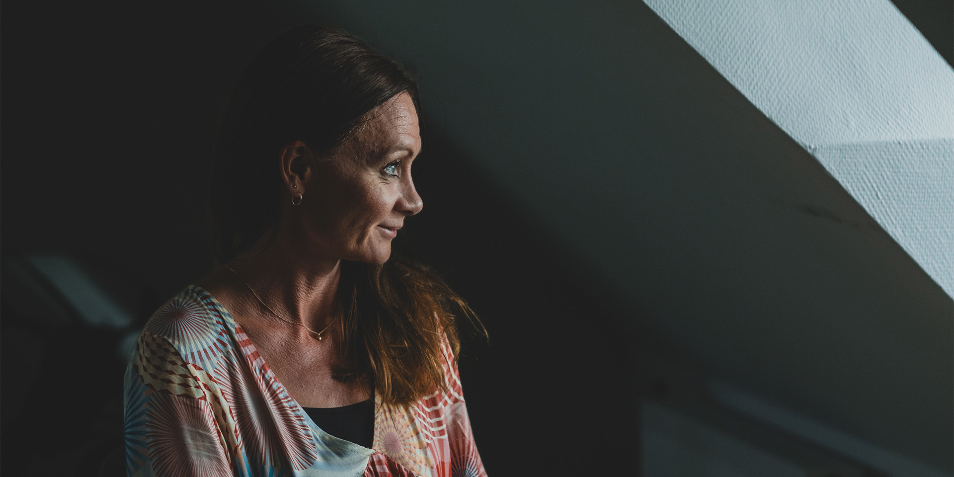 Annemarie Zachoe Broe ser ud af et vindue