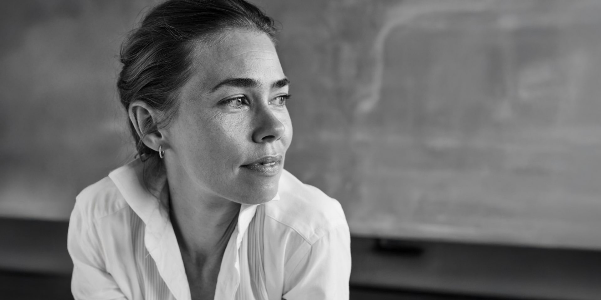 Birgitte Hjort Sørensen i sort og hvid kigger ud i luften