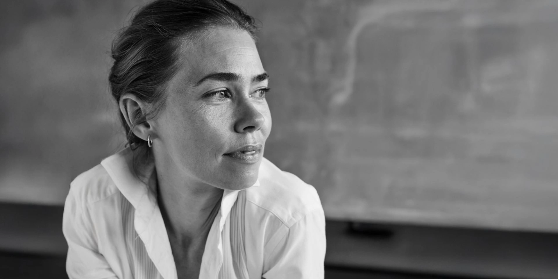 Birgitte Hjort Sørensen i sort og hvid kigger ud i luften