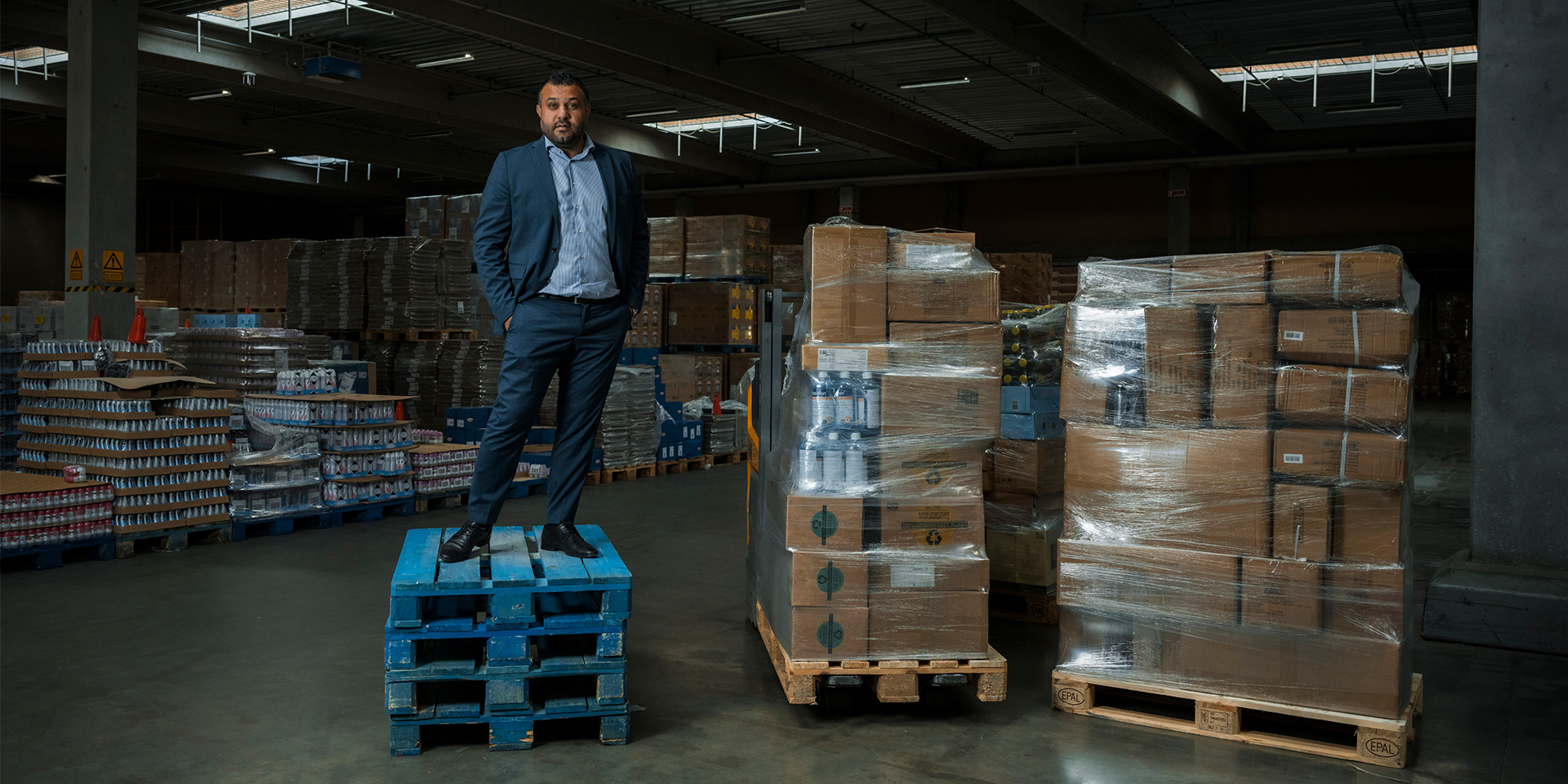 Braw Bakir står på en pale på et lager