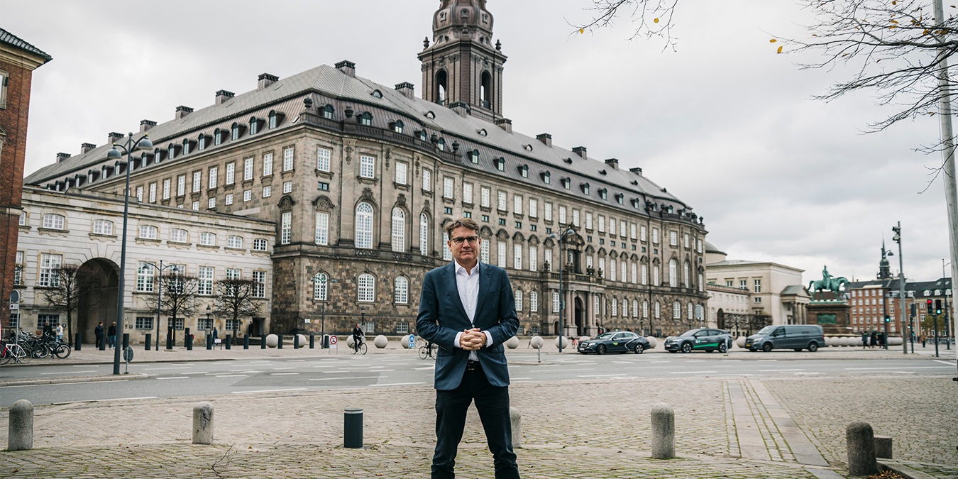 Brian Mikkelsen står foran Christiansborg