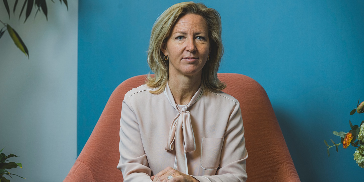 Britt Melby sidder på en rød stol