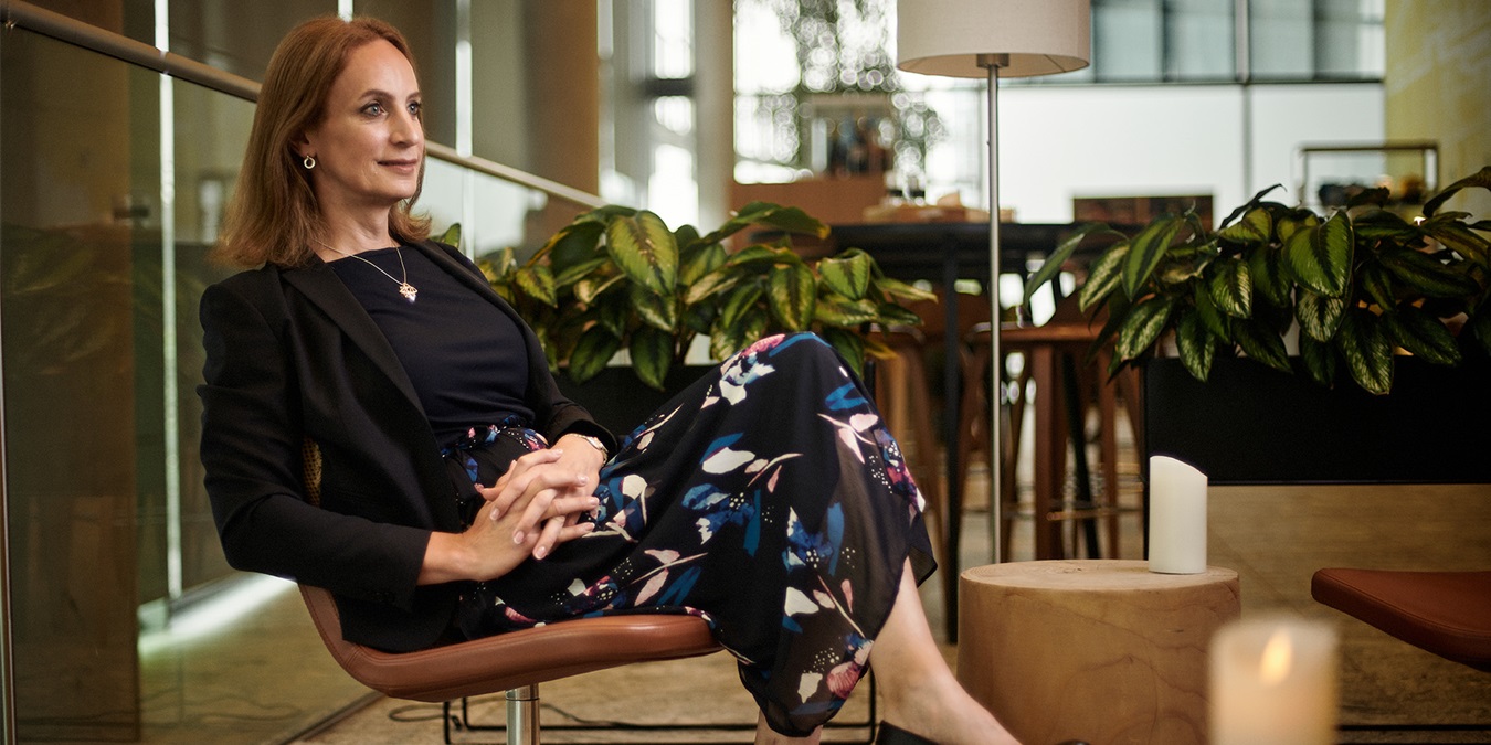 Caroline Farberger sidder i en lænestola