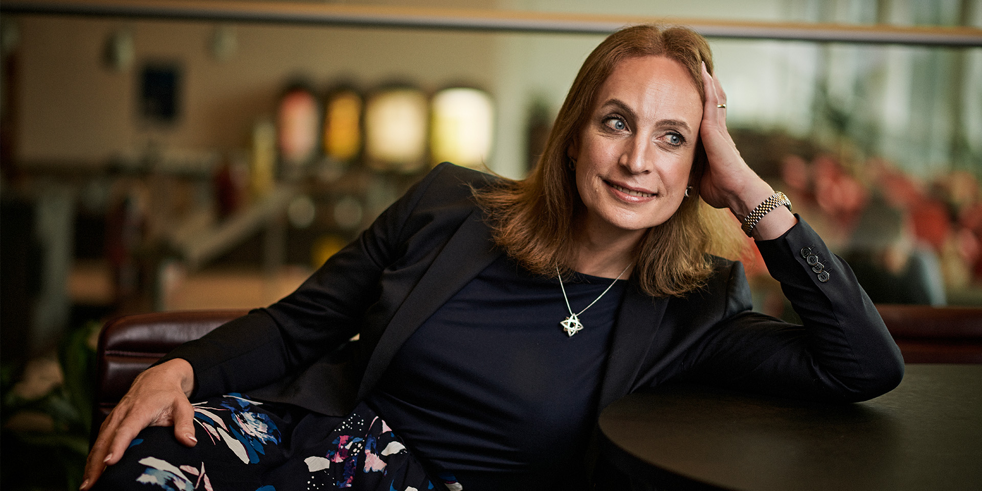 Caroline Farberger ligger på en sofa