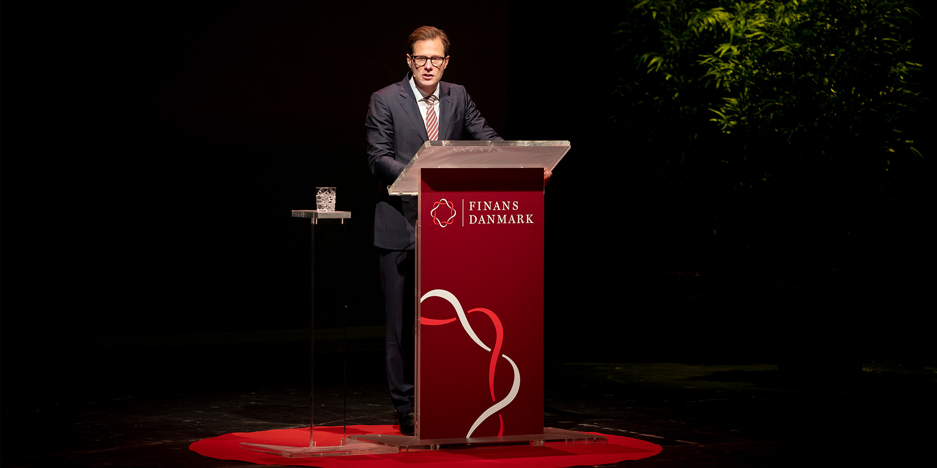 Carsten Egeriis står ved en talerstol