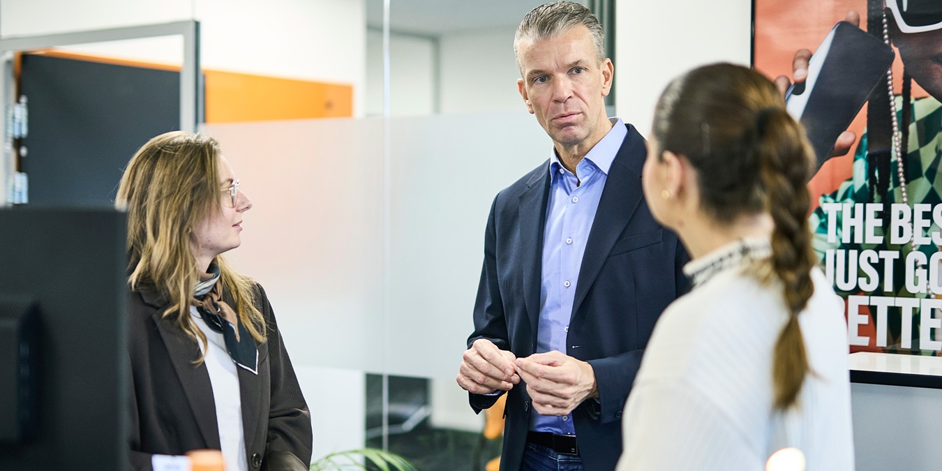 Casper Aaen står og snakker med sine medarbejdere