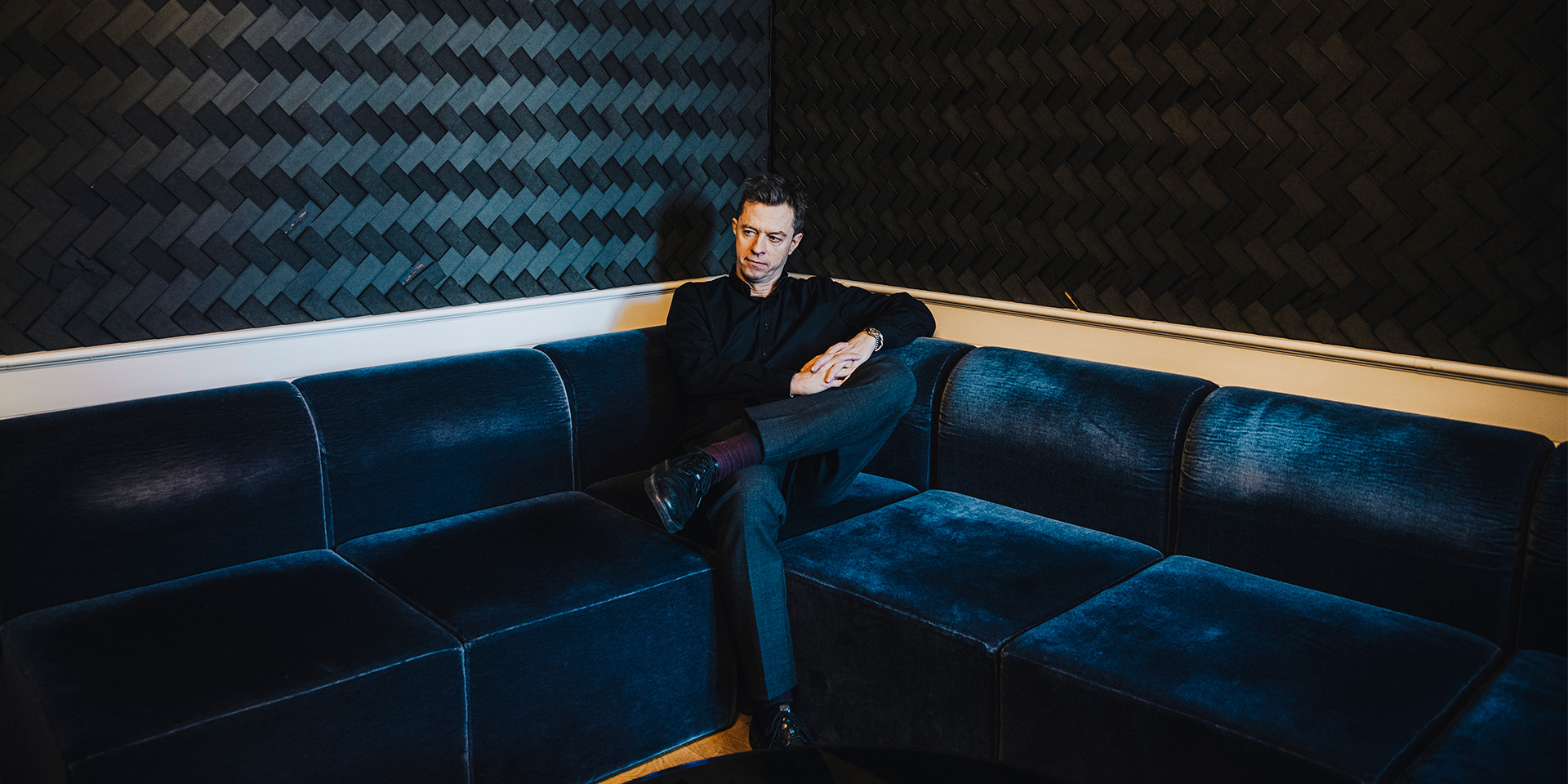 Casper Bengtson på sofa