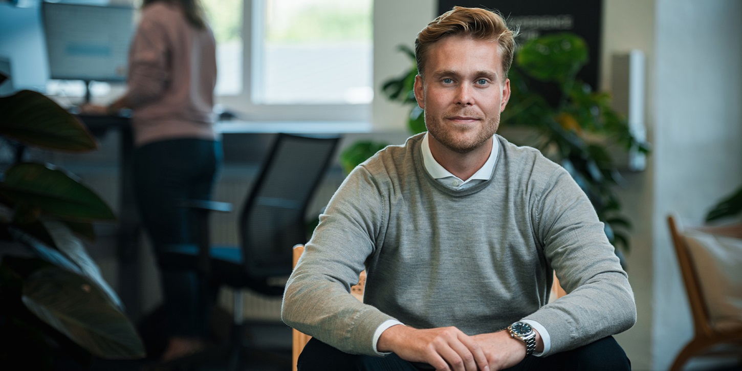 Charlie Rødgaard sidder på en stol