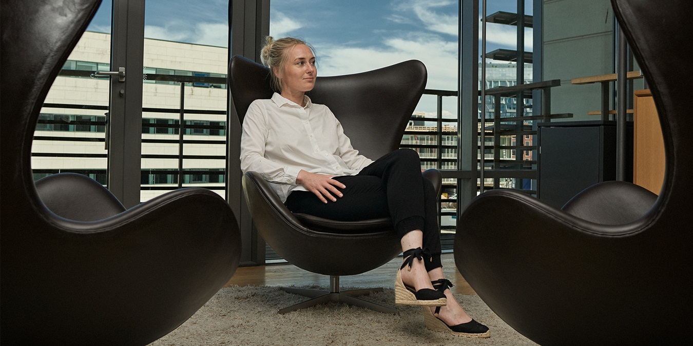 Christel Teglers sidder i en lænestol på kontoret