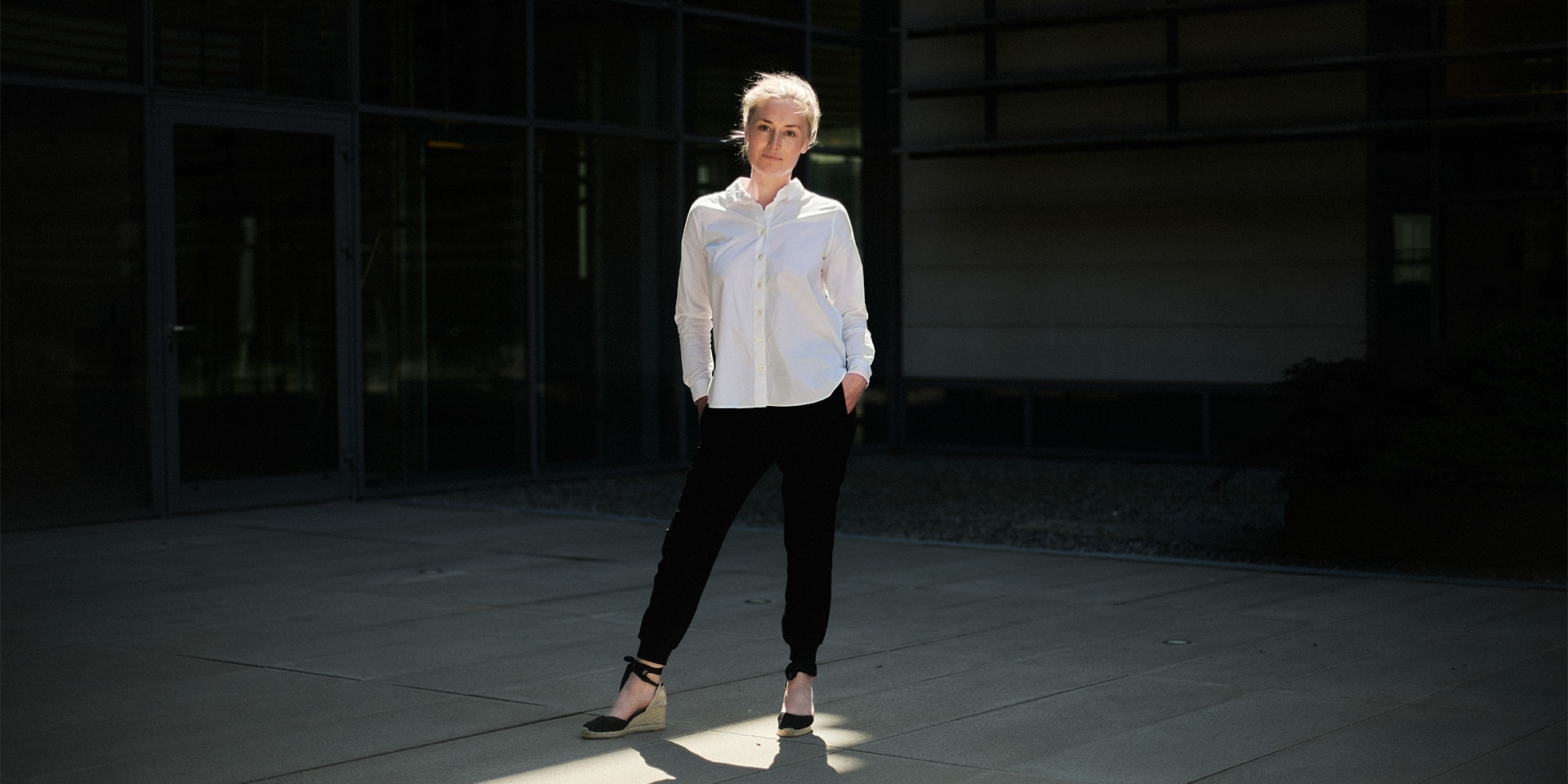 Christel Teglers står ude foran en bygning og ser i kameraret