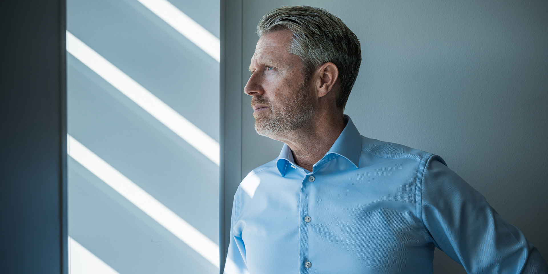 Christian Alsø kigger ud af et vindue