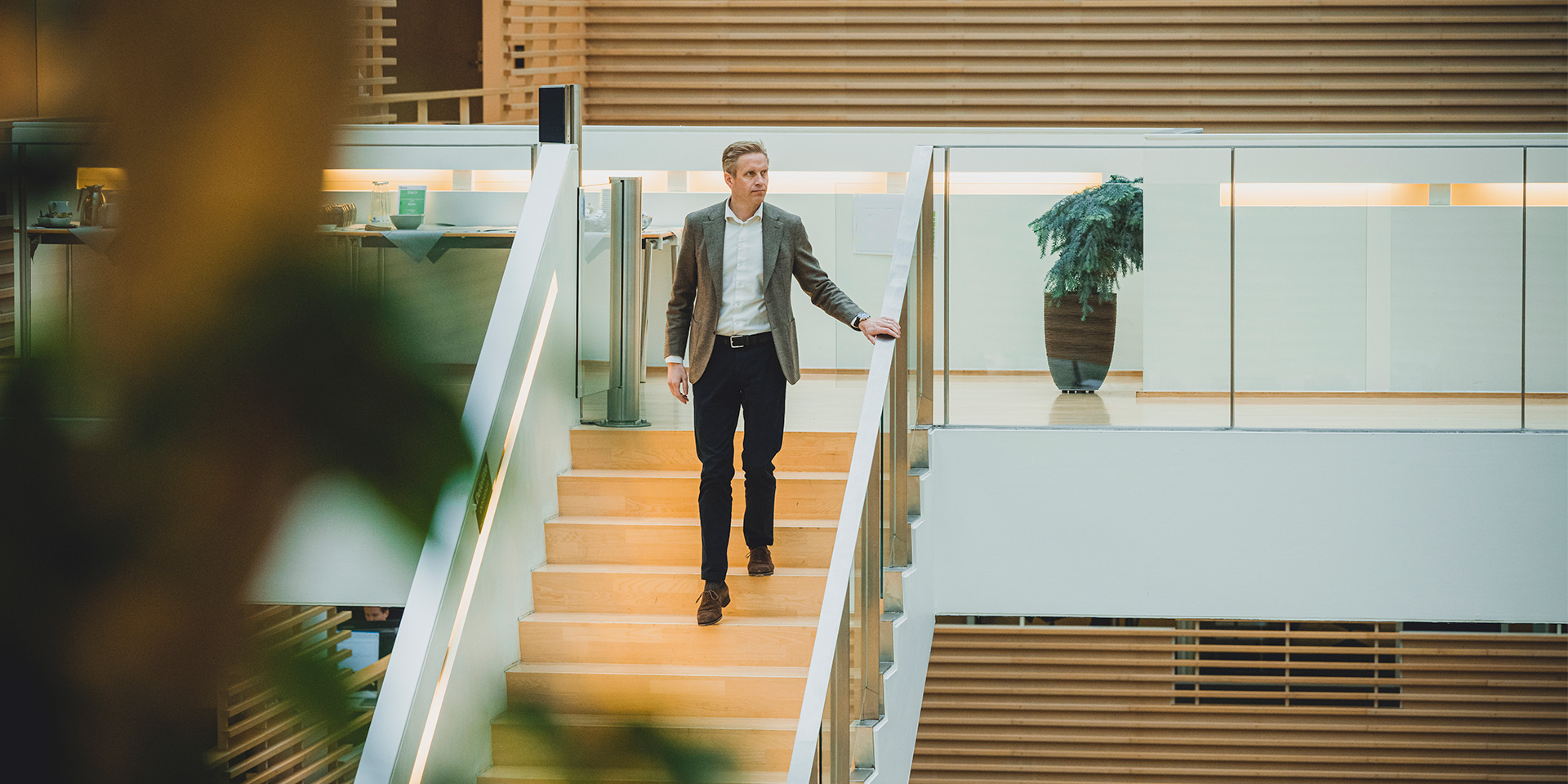 Christian Jensby på vej ned af nogle trapper